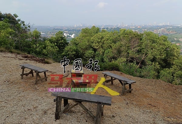 “小马六甲眼”是熊山的一个热点，经常有民众在这里欣赏马六甲的美景。