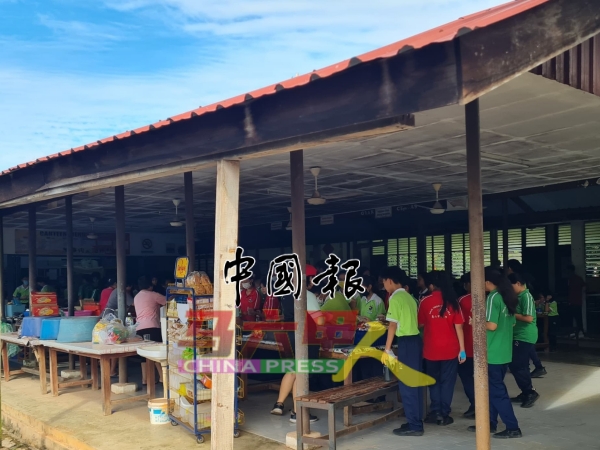 目前窄小食堂已经无法再负荷过多学生，导致学生们当前每逢下课必须席地用餐。