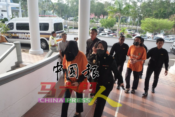 3名涉嫌贿赂银行人员的男女,由反贪会人员带到法庭申请延长扣留。