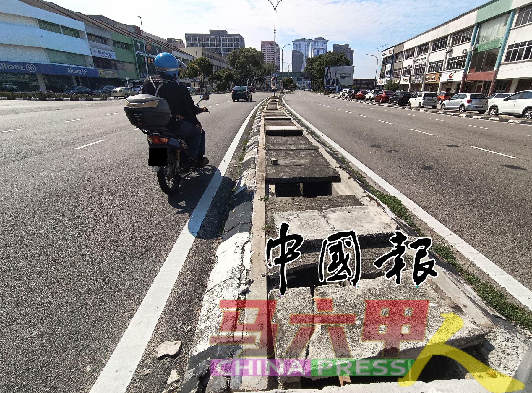 赛阿都阿兹大路（靠近马六甲拉也6路），分界堤上的洋灰沟盖破烂不堪，形成陷阱。