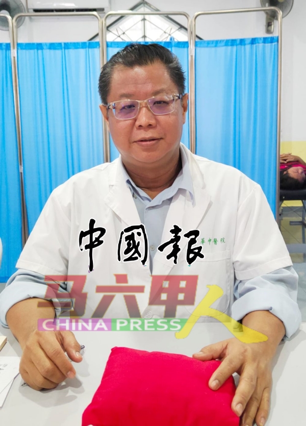 杨伟雄说，对阳虚体质，即怕冷、胃不舒服、容易疲倦、精神较差，中气不够的人，榴梿可说是身体最佳的补品之一。