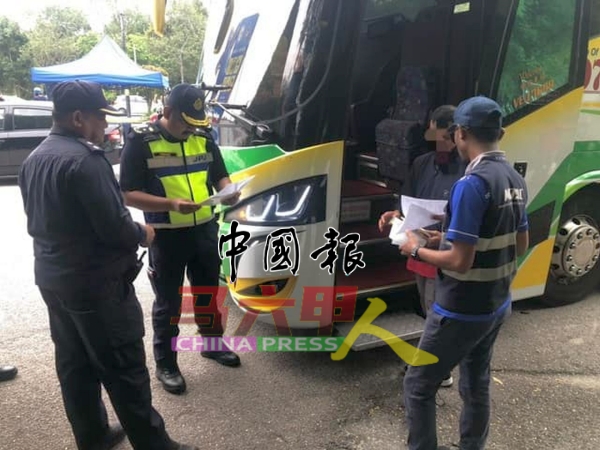 菲达勿斯(左2)检查其中一辆巴士的文件。(图取自陆路交通局面子书)