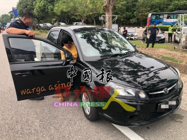 陆路交通局执法人员检查一名外劳司机。(图取自陆路交通局面子书)