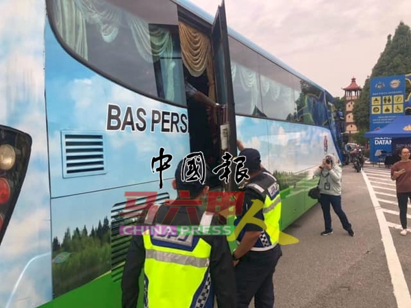 执法人员检查巴士的紧急逃生门是否正常操作。(图取自陆路交通局面子书)