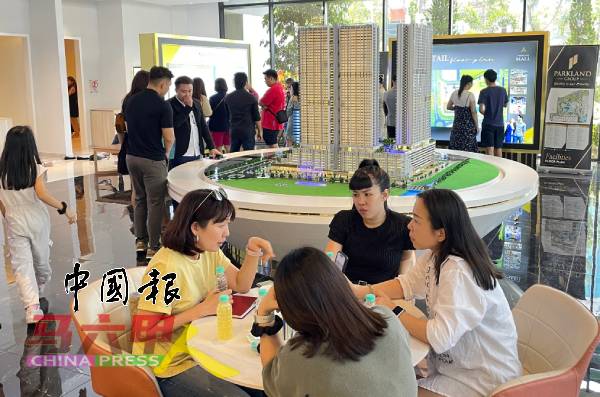 佰乐集团Parkland Avenue by The Sea展示厅周日上午，迎来大批民众参观。