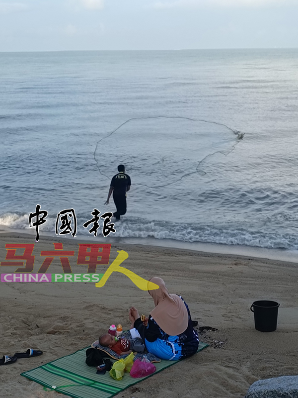 小家庭到公主海滩野餐，母亲照顾嗷嗷待哺的婴儿，丈夫则到海里撒网捕鱼，日子悠闲惬意。