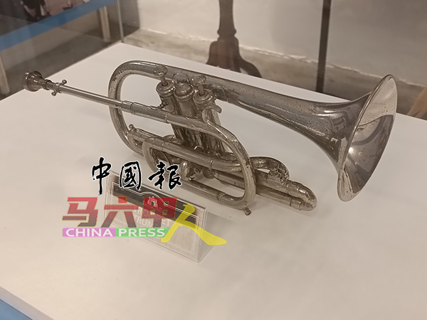 马六甲葡萄牙后裔对小号（Trumpet）乐器是拿手的表演项目。