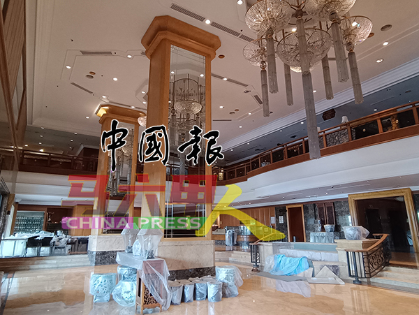 马六甲都喜公主酒店大厅富丽堂皇，目前处于装修阶段，同时也在招聘职员中。