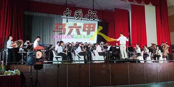 陈荣基指挥育民中学管乐团演奏《国徽进行曲》。