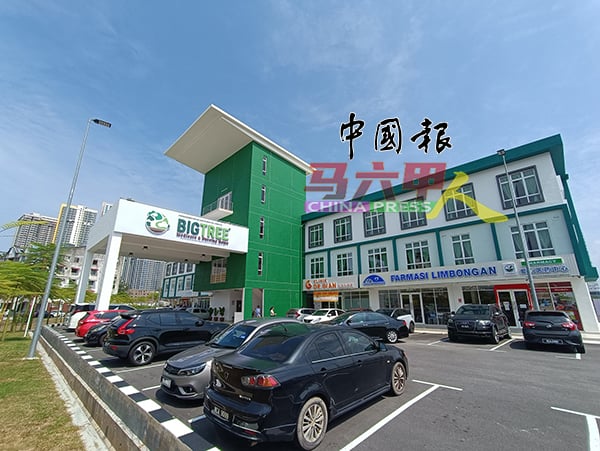 坐落甲市哥打拉沙马那再也商业中心的桐仁医疗护理中心，是一所荣获大马卫生部认证的综合性护理中心。