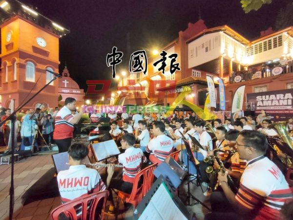 马六甲高等中学管乐团演出,同时也向民众推销他们与育民中学管乐团于7月13日联合呈献的演奏会门票。