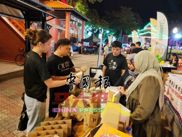 陈淑钰(左起)、王冠京及许家勋,巡视参展的摊位。