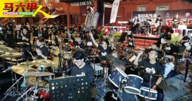 今日马六甲头条〡红屋广场成大型演奏场    全场大合唱Beyond歌曲   气氛好High!