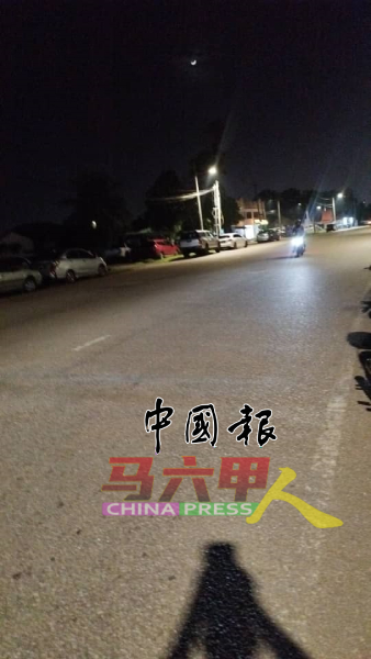 白线模糊不清，在晚上时分对道路使用者造成不便及构成安全威胁。