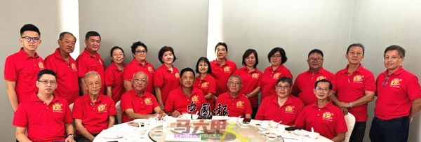 马六甲晋江会馆理事出席102周年会庆新闻发布会。前排左起:王逸彬、沈墨义、苏德招、史钬沅、史亚狮、史瑞祥及杨洲盾。