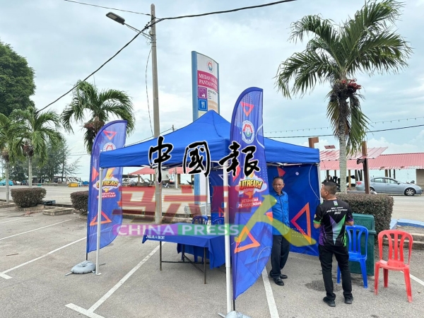 历史城市政厅卫生组成员在公主海滩美食中心设摊位,等候民众“送鼠”上门。