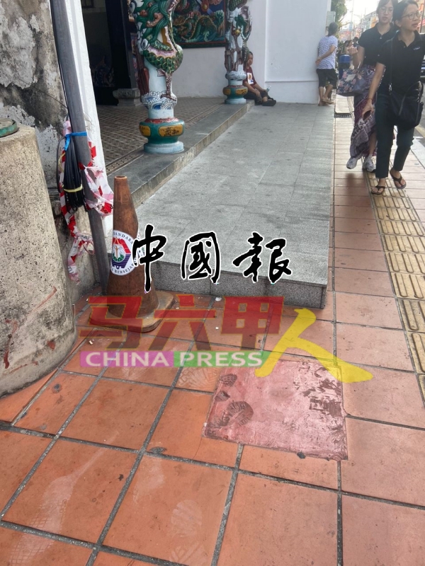 灯柱基座已被铲平,避免威胁民众、游客的安全。
