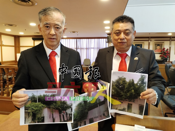 陈劲源（左起）及雷宝翔在市政厅常月会议上，提出世遗区荒屋问题。