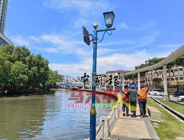 沿河走道是市民休闲、游客打卡的地点，设施的安全备受关注，以提供大家一个安全与舒适的环境。