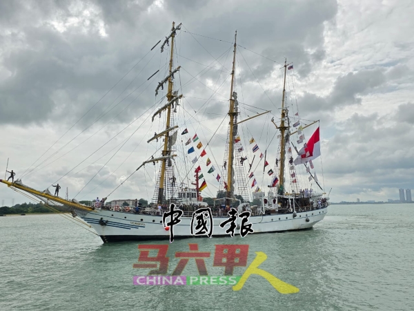 “克里德瓦鲁奇”帆船抵达马六甲丹绒布鲁亚斯码头。