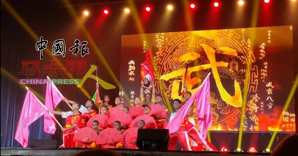 演出呈现各种中华武术兵器表演。