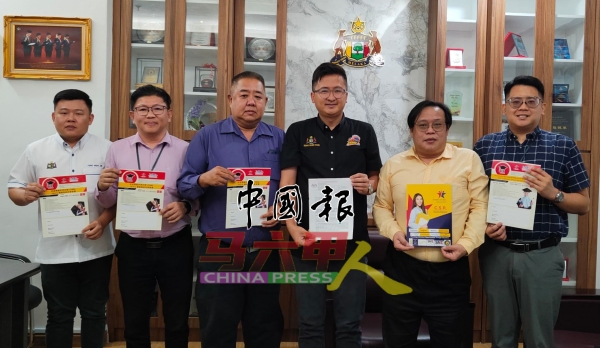 谢守钦(左4)鼓励B40家庭的孩子申请“企业赞助升学计划”,可在不需付任何学费且在劳工法令的保障下工读,考取更高的学历。左起张文杰、梁智强、陈延权;右起邓舜元及陈源星。