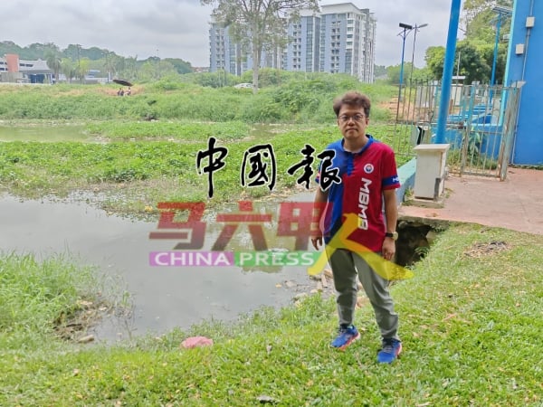 李春沅将向有关单位反映，以尽快展开清理工作，确保水闸门的排水顺畅。