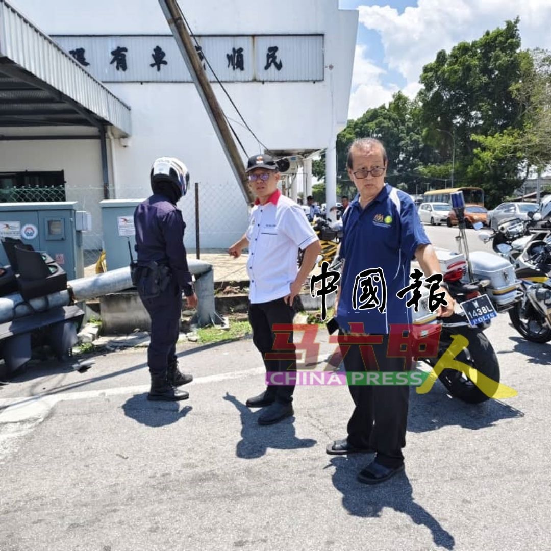 李祥生（右起）及刘志俍在接获消息后，抵达现场了解情况。