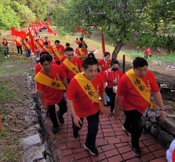 “三山九九．重阳登高”年度盛会去年热闹场面，“红长龙”再现三宝山。（档案照）