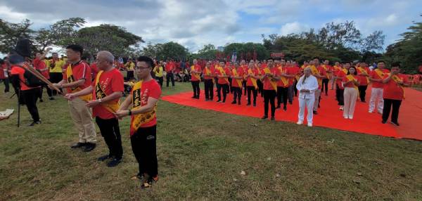 “三山九九．重阳登高”嘉宾登上三宝山山顶后，进行祭祀祈愿。（档案照）