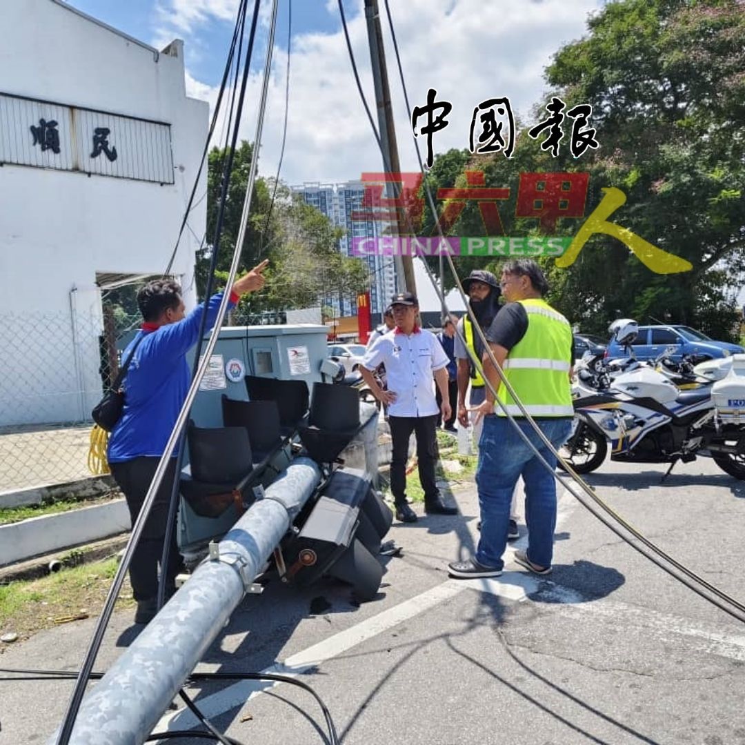 意外发生后，交警还有相关单位人员也到场援助，右3为刘志俍。