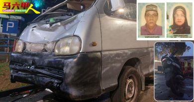 老夫妻共骑摩哆   被撞入沟送院后 同时死