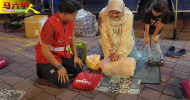 遇紧急情况可即时救治 游客红屋区学CPR