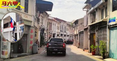 少商家挂国旗   甲市国庆气氛薄
