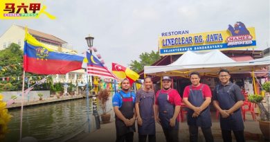 甲河畔饮食店老字号展露爱国心     挂百面国旗跨河迎客