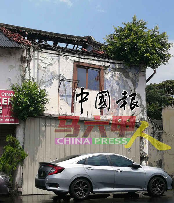 东街纳荒废老屋已经倾斜一边。