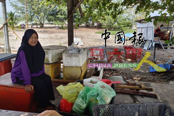 罗芝：以前如果遇到大浪或涨潮，菜摊会淹水，做了防浪石，情况就有改善了。