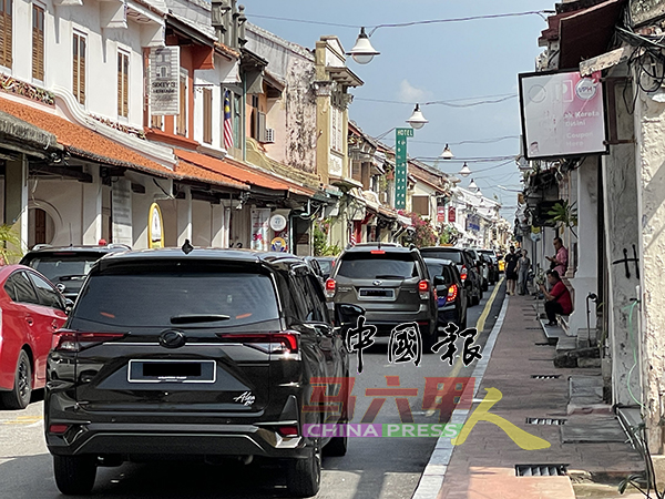 随着旅客、旅巴不断增多，加上配合无车区计划落实的改道措施，导致荷兰街各个时段皆上演塞车情况。