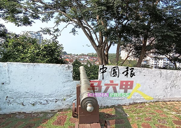 登上城堡遗址，能眺望马六甲海峡，也把市区的景色一览无遗。