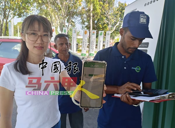 骆慧茹（左）指，回收采用“DUMP”手机应用程式运作，民众可先下载，整个过程方便也迅速。