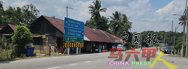 榴梿洞葛班底柏林明老街镇的其中8间百年老店，因建在政府地段，接到拆迁令。