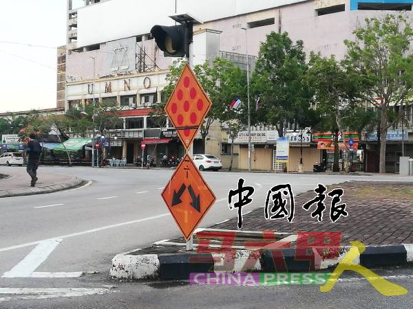 设立在交通岛的公路指示牌设得太低。