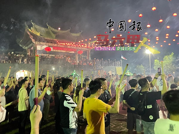 尽管已经入夜，但在地方府持香等候参与游山头的善信，不减反增。