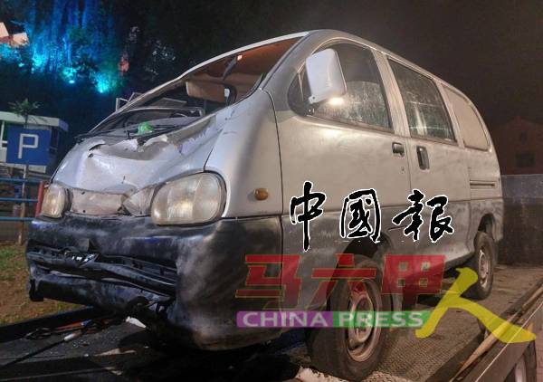 涉及意外的客货车，前部毁损。