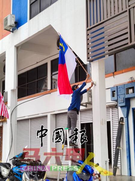 尽管整个8月为国庆月，一些商家才开始张挂国、州旗。