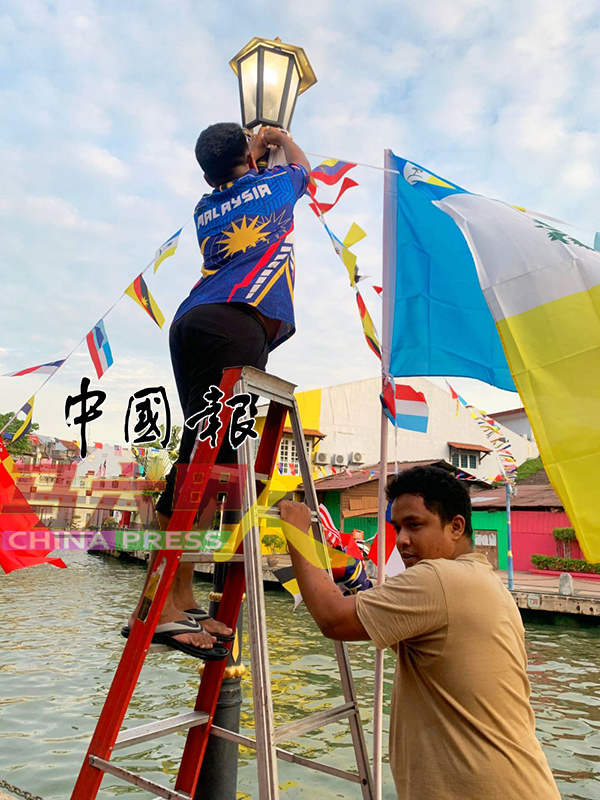 阿克马兄弟团每天下午食店打烊后动手进行国庆日装潢，前后花了6个傍晚来完成。