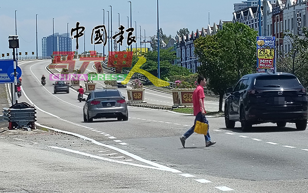 赛阿都阿兹路沿海大道多数车辆行驶速度非常快，民众过马路显得战战兢兢。