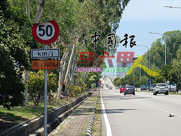 赛阿都阿兹路沿海大道设有车辆速度限制，规定车速不得超过每小时50公里。