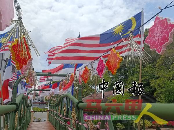 旧巴刹桥上除了张挂国旗与州旗外，也挂有国花“大红花”的装饰品，夜晚还会发亮，非常吸睛。