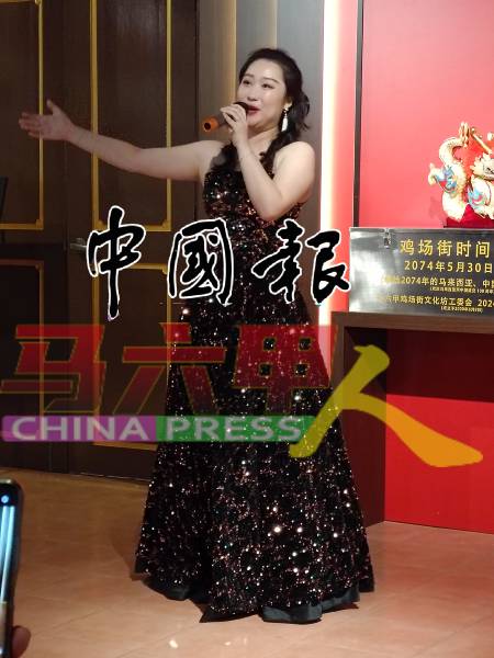 女高音独唱李伟彤独唱新疆歌曲《一杯美酒》及《轻轻推开一扇窗》。